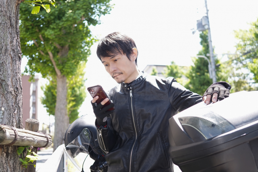 スマホを見る男性
