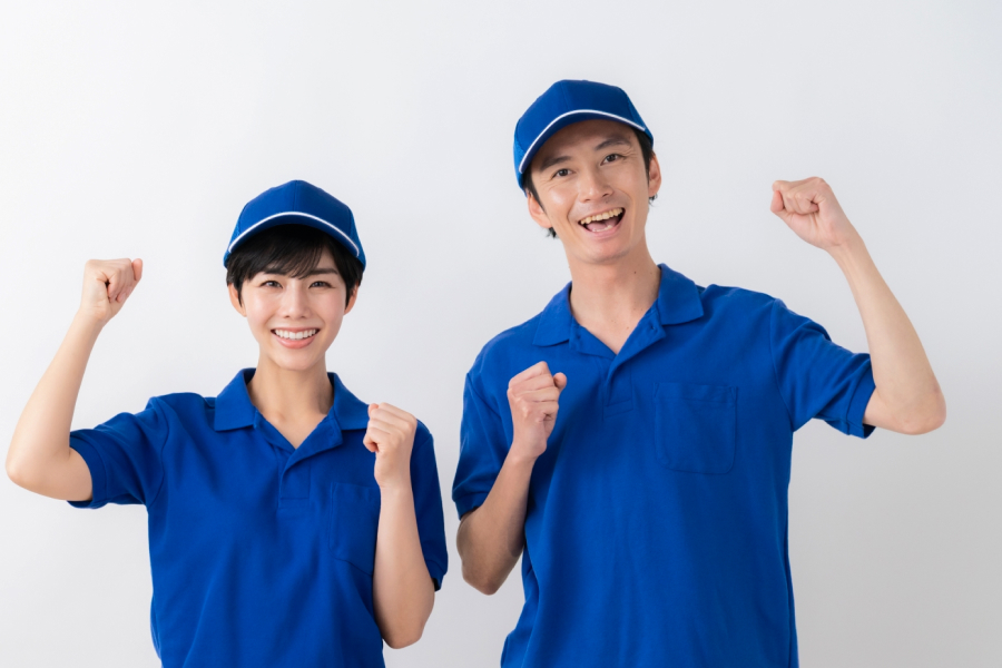 青い作業着の男女