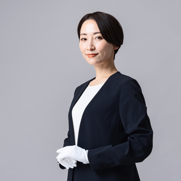 手袋をした女性