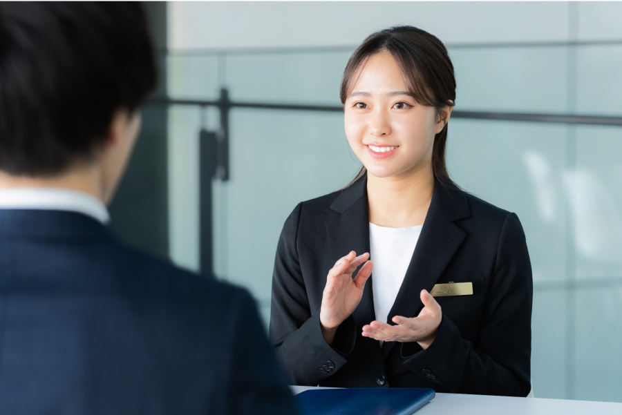 会話する女性